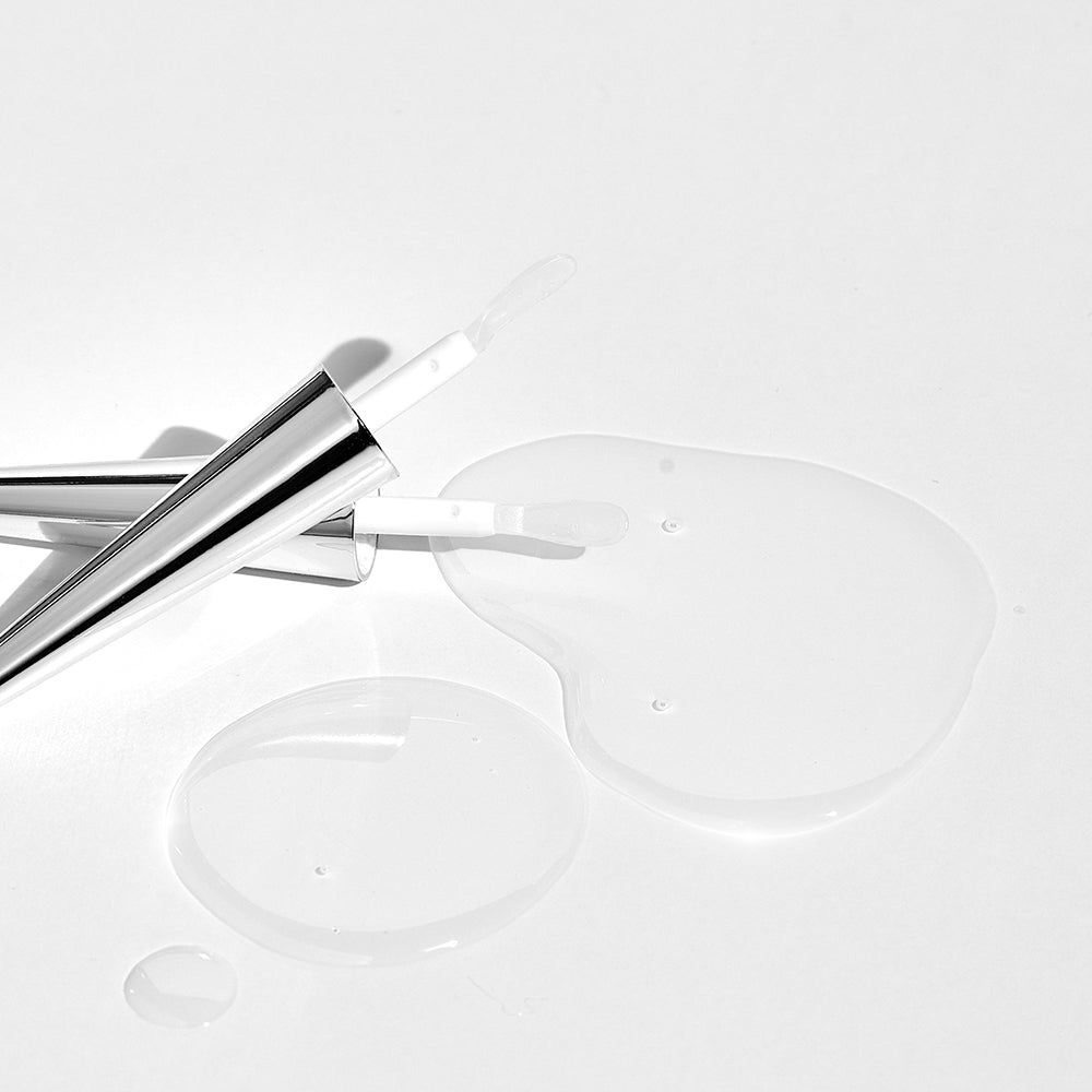 Zwei Applikatoren und Produkt. Transparente Flüssigkeit. Weißer Hintergrund.