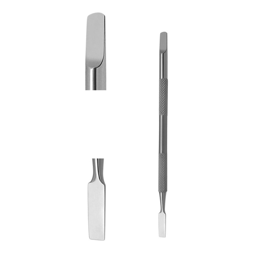 Doppelendiger Nagelpusher aus Metall. Ein Ende mit abgerundeter Spitze, das andere flach und rechteckig. Geriffelter Griff.