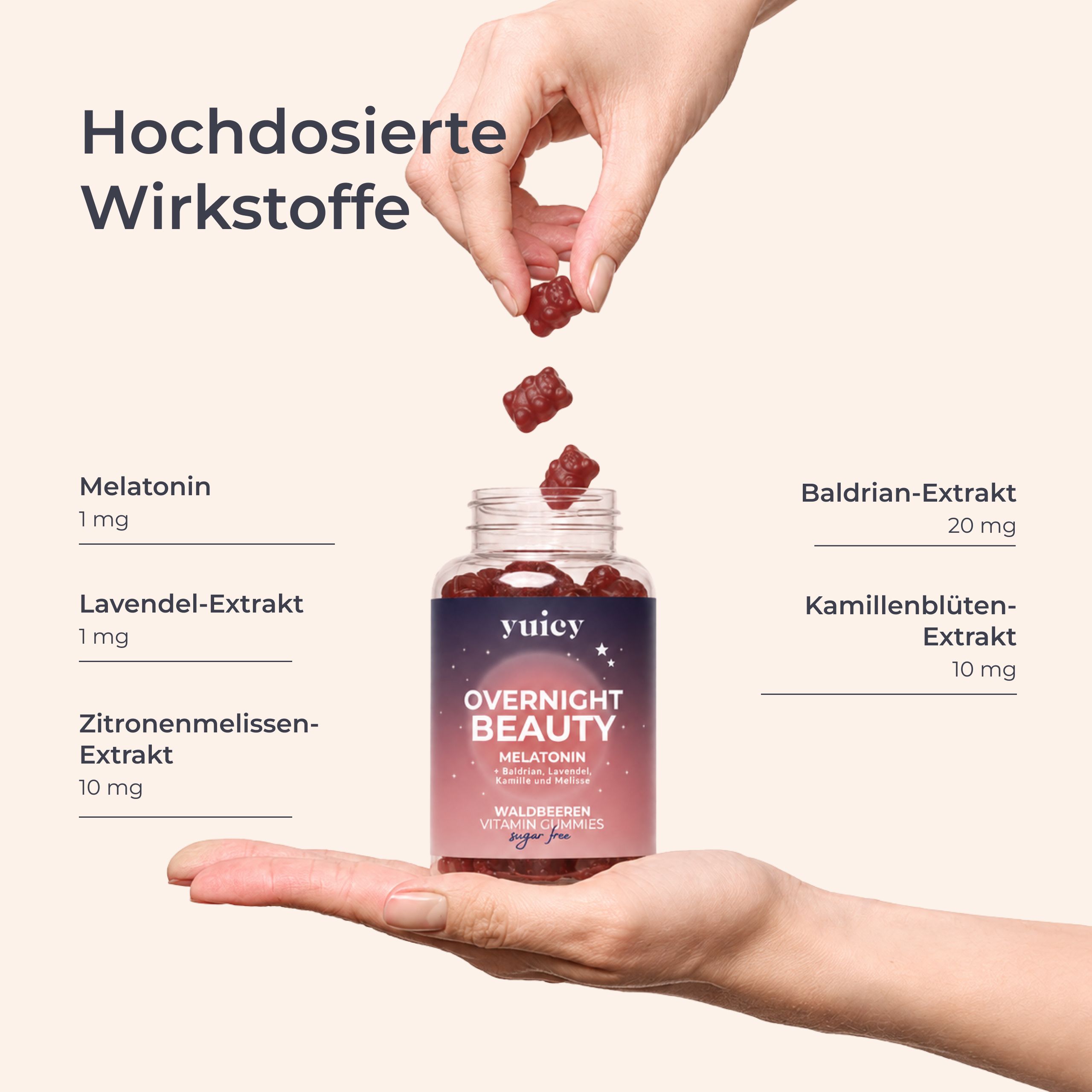 Eine Hand hält ein rotes Gummibärchen über einem Glas yuicy® Overnight Beauty Gummies. Text: Melatonin, Lavendel, Kamille, Zitronenmelisse.