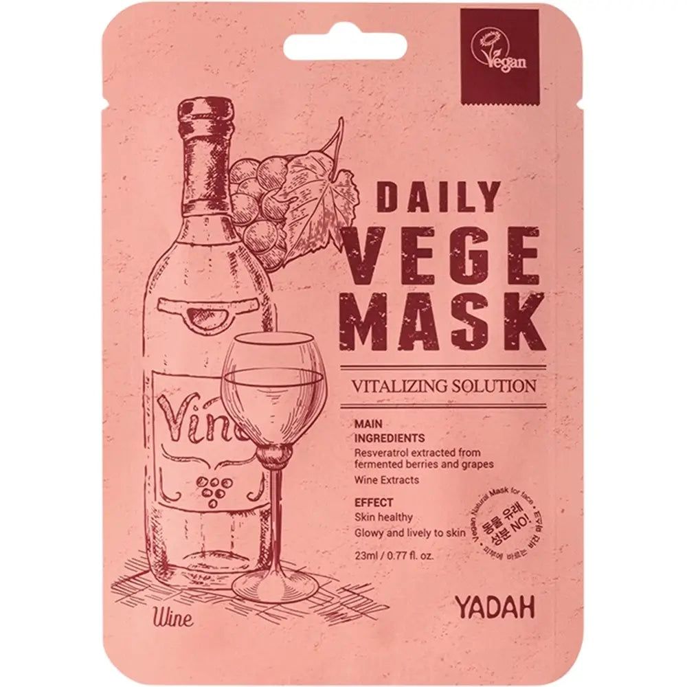 Rosa Maskenverpackung. Aufdruck: DAILY VEGE MASK, Wein-Illustration, Inhaltsstoffe, Wirkung, Marke YADAH. Vegan-Siegel.