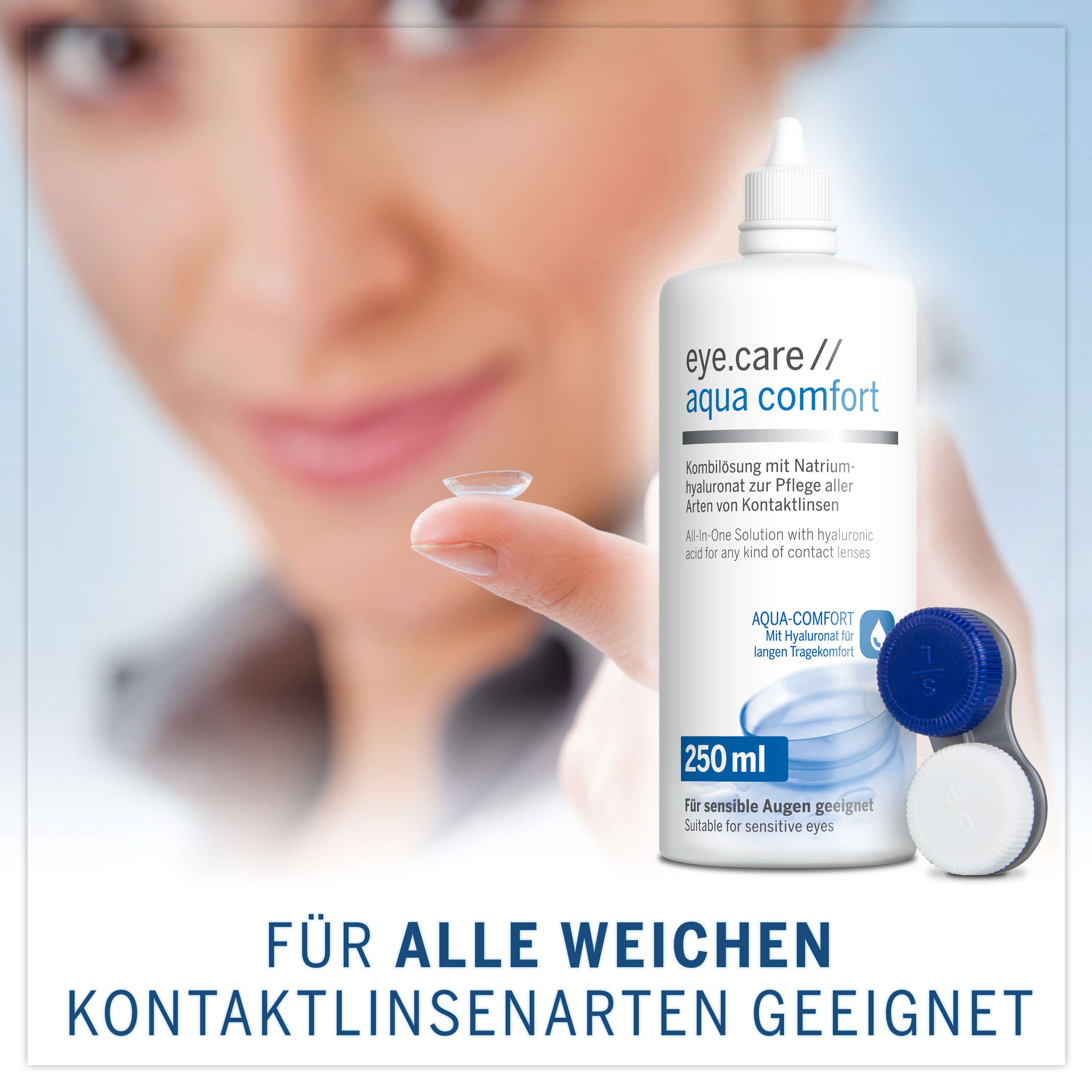 Frau hält Kontaktlinse. Flasche eye.care // aqua comfort und Kontaktlinsenbehälter im Hintergrund.