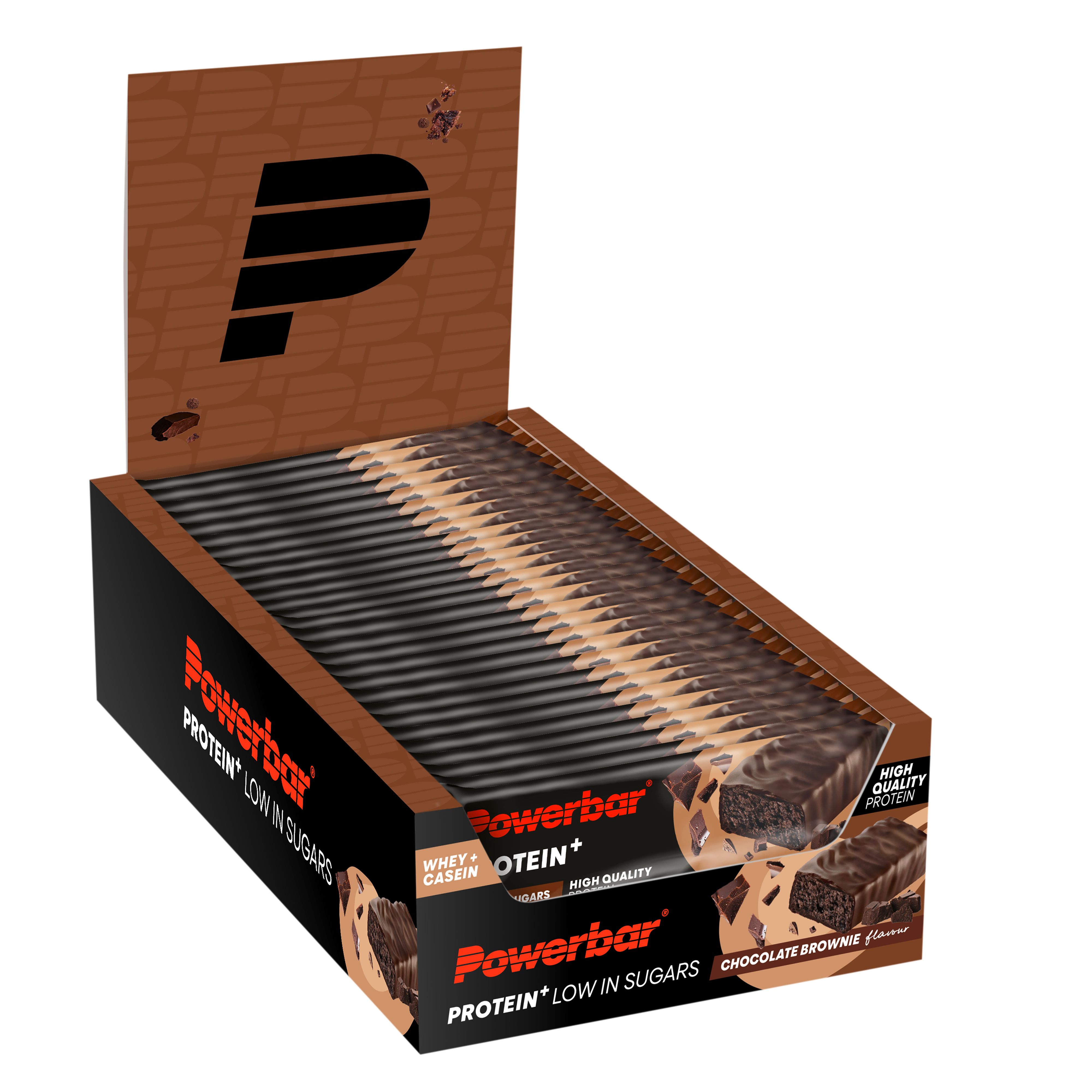 Geöffnete Schachtel mit Proteinriegeln. Riegel mit Schokoladen-Brownie-Geschmack. Powerbar-Logo und Produktbezeichnung.