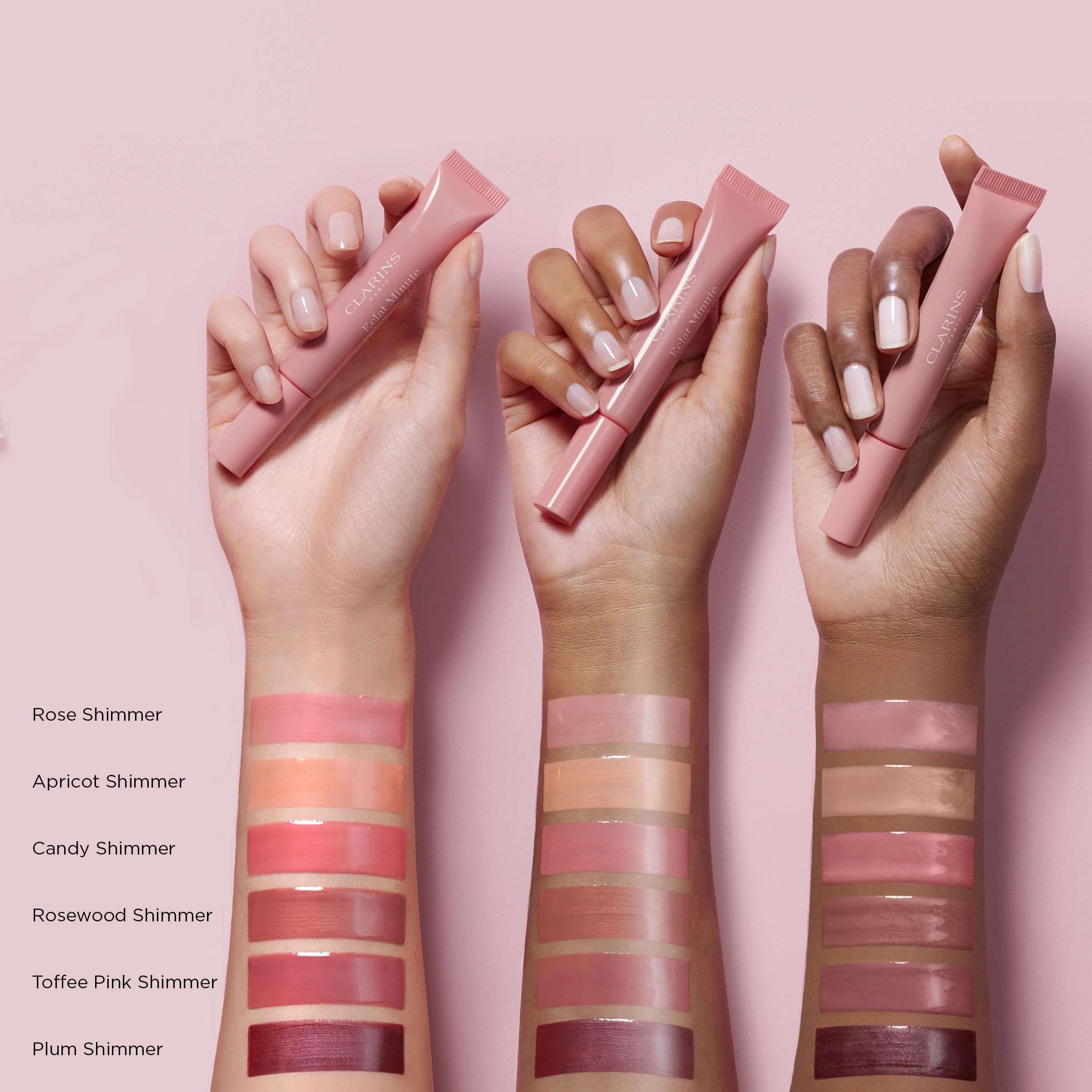 Hände mit Farbmustern auf dem Arm. Verschiedene Hauttöne. Produktnamen: Rose Shimmer, Apricot Shimmer, etc.