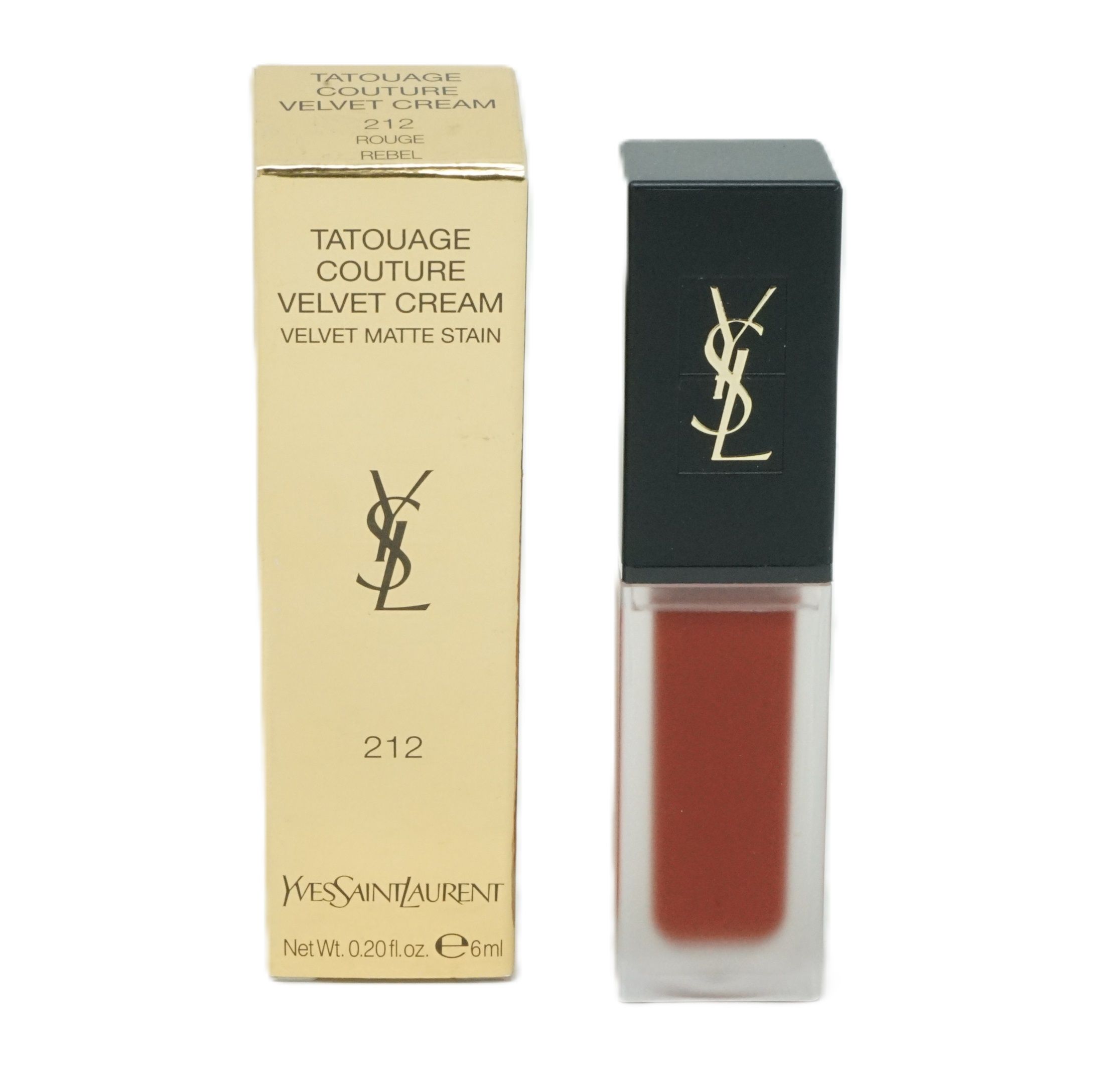 Lippenstift mit Verpackung. Goldene Verpackung mit schwarzem Deckel. Aufschrift: Tatouage Couture Velvet Cream. Farbton 212.