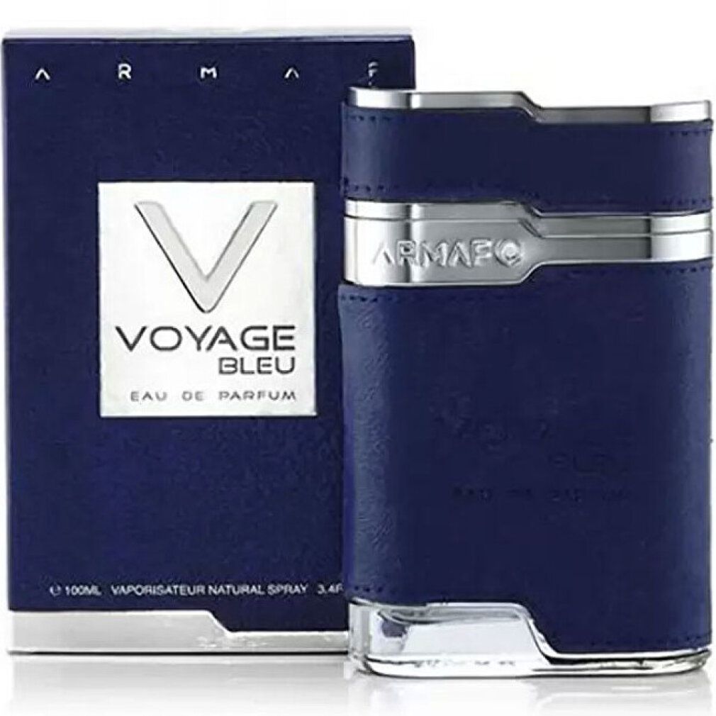 Blauer Flakon und Verpackung. Der Flakon hat eine rechteckige Form und ist mit blauem Material umhüllt. Die Verpackung zeigt den Namen Voyage Bleu.