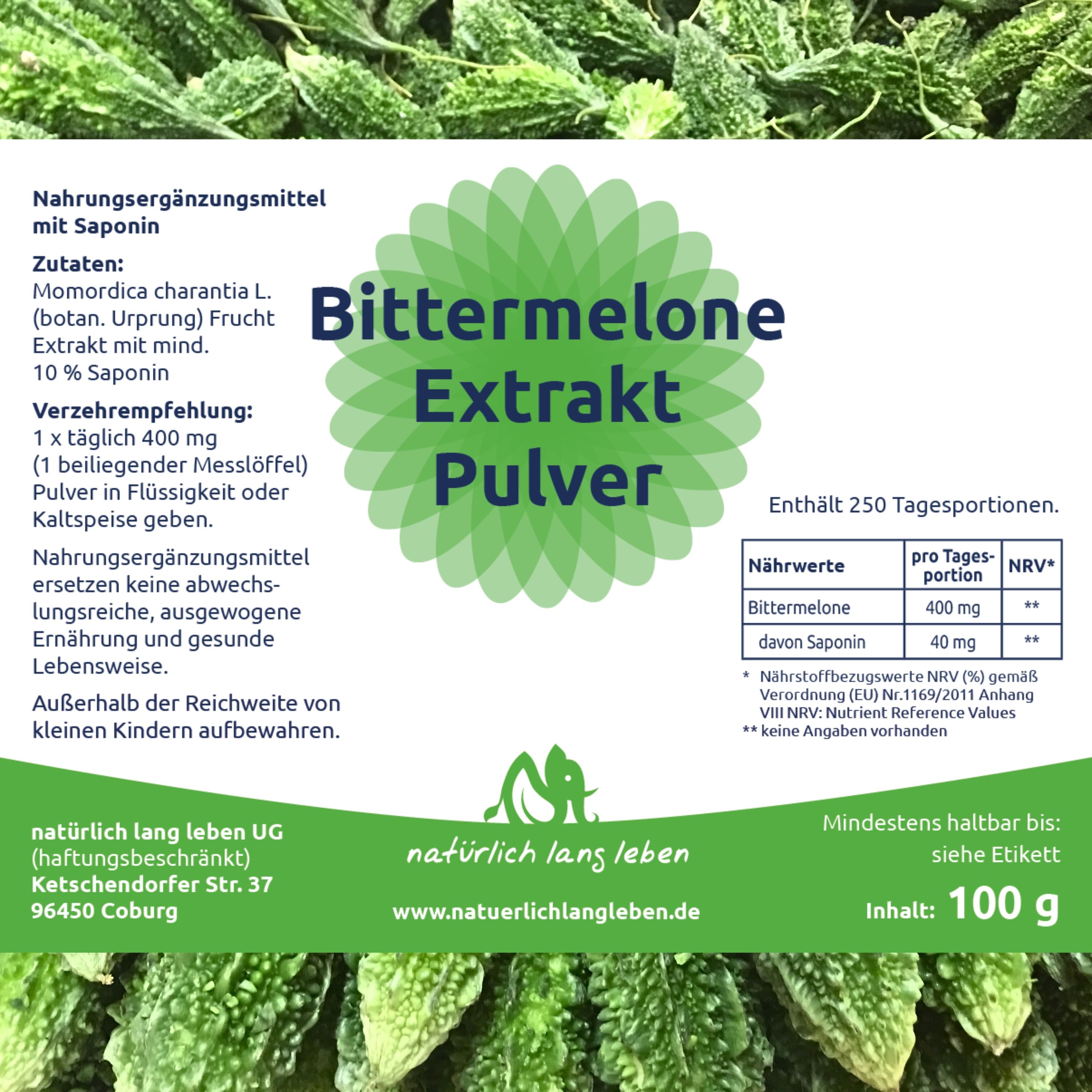 Etikett mit Text: Bittermelone Extrakt Pulver. Zutaten, Verzehrempfehlung, Nährwerte. Logo: grünes Blatt mit Elefant. Schriftzug: natürlich lang leben. Inhalt: 100 g.