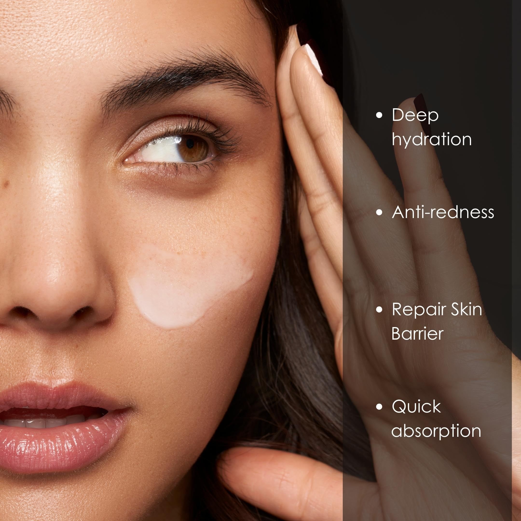 Gesicht einer Frau mit Gel. Text: Deep hydration, Anti-redness, Repair Skin Barrier, Quick absorption. 