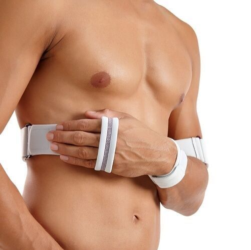 Schulterfixationsbandage, weiß, am Oberkörper eines Mannes befestigt. Bandage mit Klettverschluss und Handgelenkstütze.