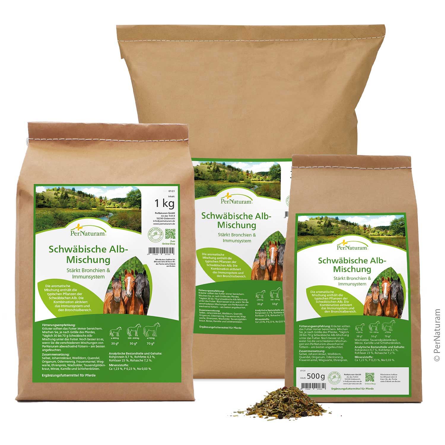 Mehrere Beutel PerNaturam Schwäbische Alb Kräuter. Braune Papiertüten mit grünen Etiketten. Kräuterhaufen davor.