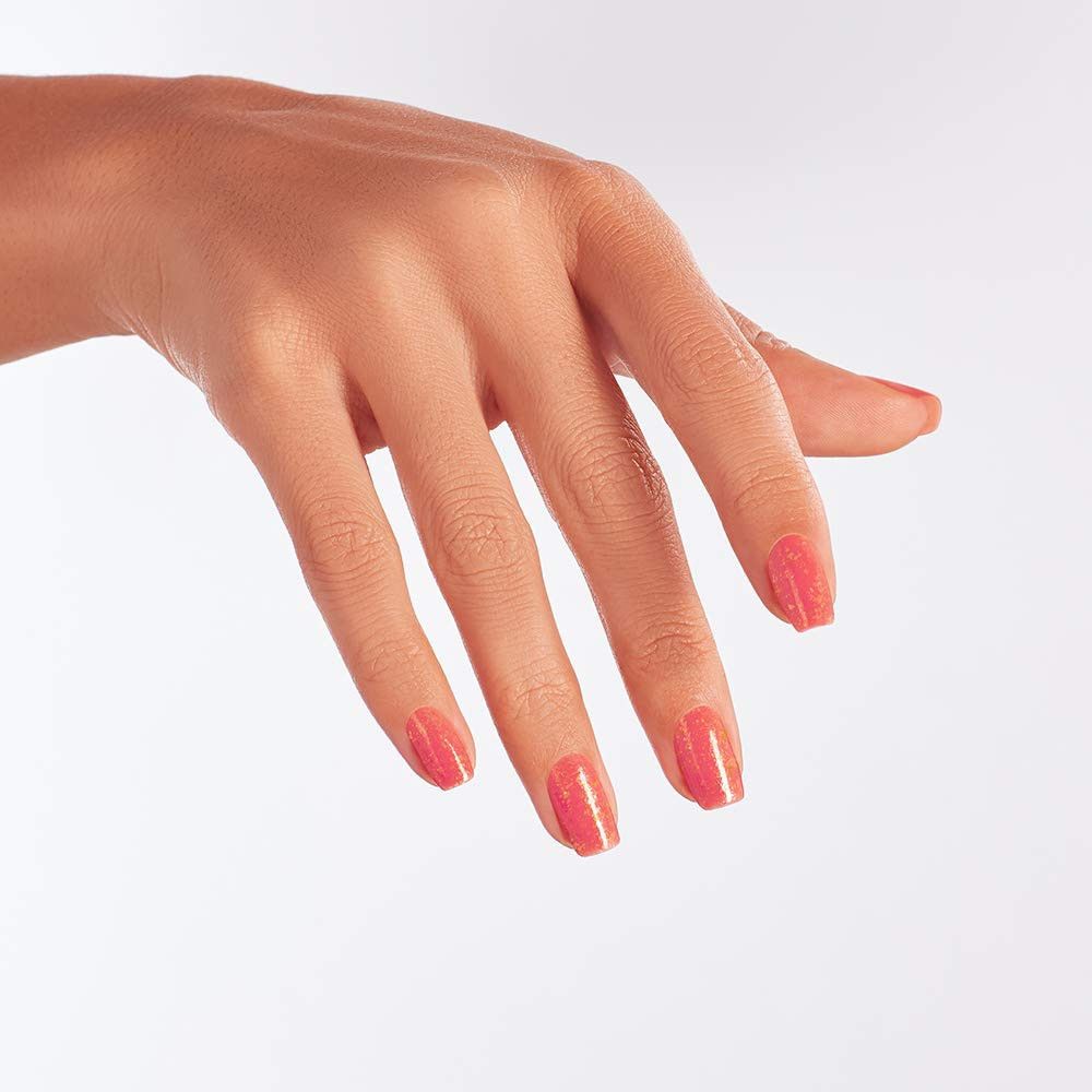 Hand mit lackierten Fingernägeln. Rosa Nagellack mit Glitzer. Vor weißem Hintergrund.