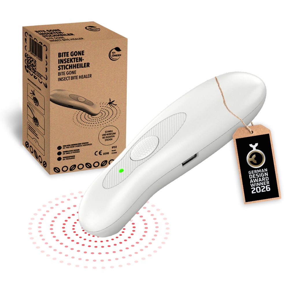 Weißes, stiftförmiges Gerät mit Knopf und USB-Anschluss. Braune Verpackung mit Produktname. Anhänger mit Auszeichnung.