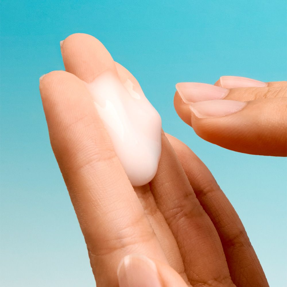Eine Handfläche mit Numbuzin Pantothenic B5 Creme, die von einem Finger berührt wird.