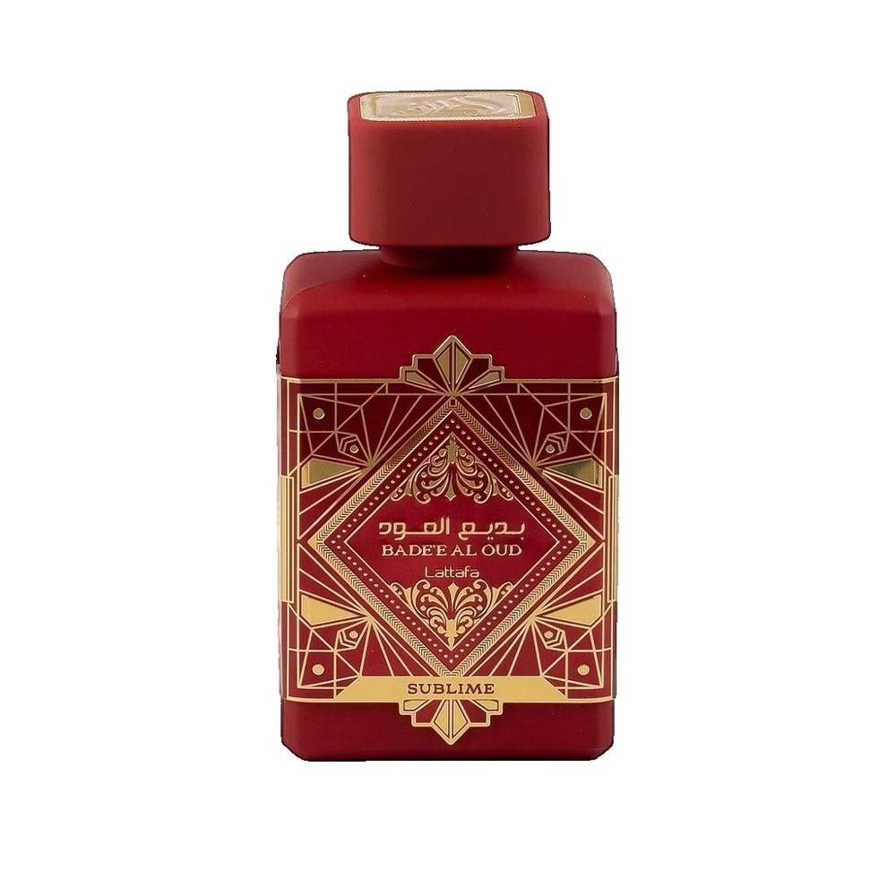 Rote Parfumflasche mit goldfarbenen Verzierungen und Schrift. Quadratische Form. Produktname und Marke sichtbar.