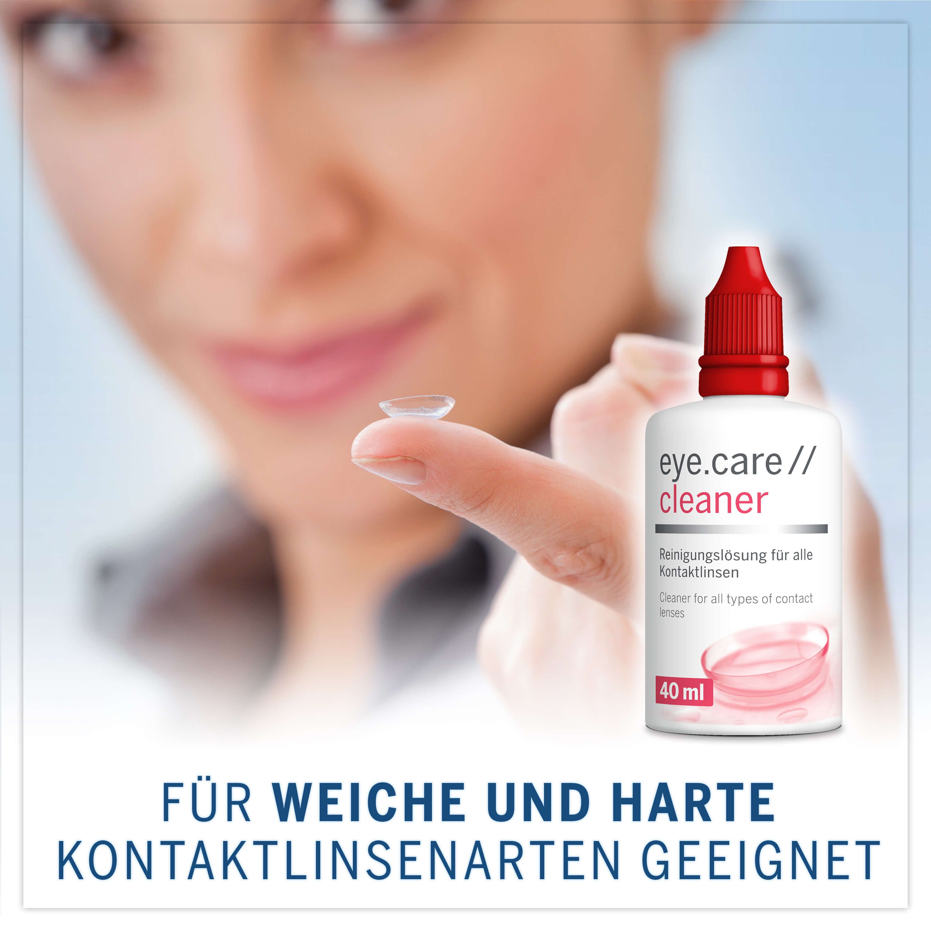 Eine Frau hält eine Kontaktlinse. Daneben eine weiße Flasche mit rotem Verschluss. Text: eye.care // cleaner, 40 ml.