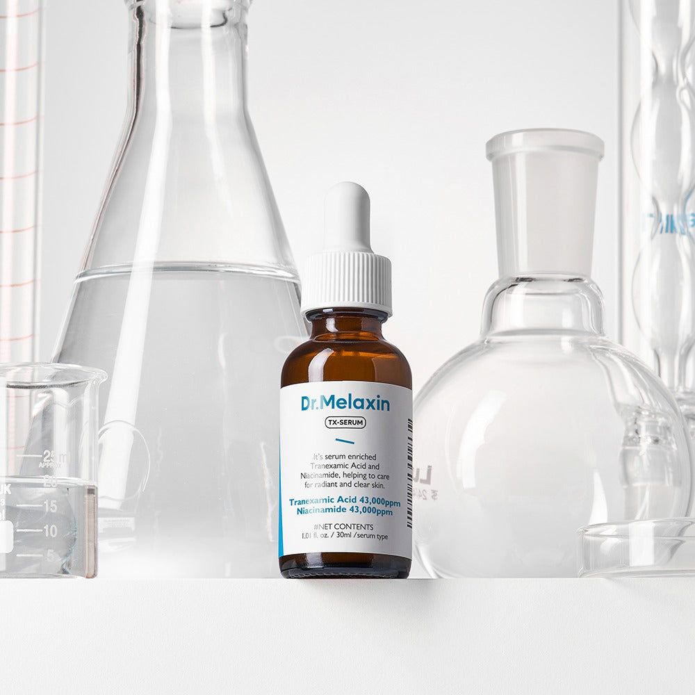 Braune Glasflasche mit weißem Tropfer. Aufschrift: Dr. Melaxin TX-Serum. Umgeben von Laborgeräten.
