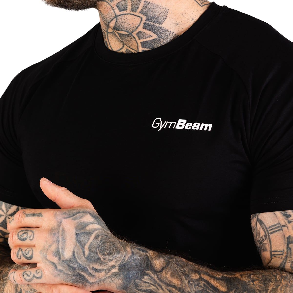 Vorderansicht eines schwarzen Slim Fit T-Shirts mit kurzem Arm und dezentem "GymBeam" Logo auf der Brust.