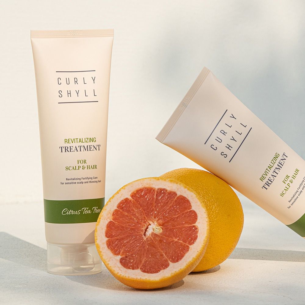 Zwei Tuben und Grapefruit-Hälfte. Produktname und Text sichtbar. Grüner Streifen mit "Citrus Tea Tree".