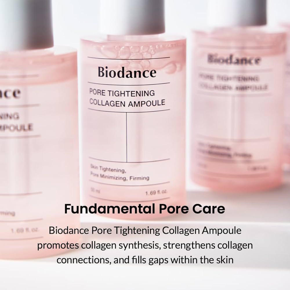 Mehrere rosa Flaschen mit weißem Deckel. Aufschrift: Biodance PORE TIGHTENING COLLAGEN AMPOULE. Text.