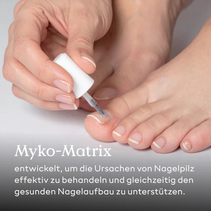 Frau trägt Produkt auf Zehennagel auf. Text: Myko-Matrix. Produkt: Nagelpilz-Lösung. Hintergrund: weiß.