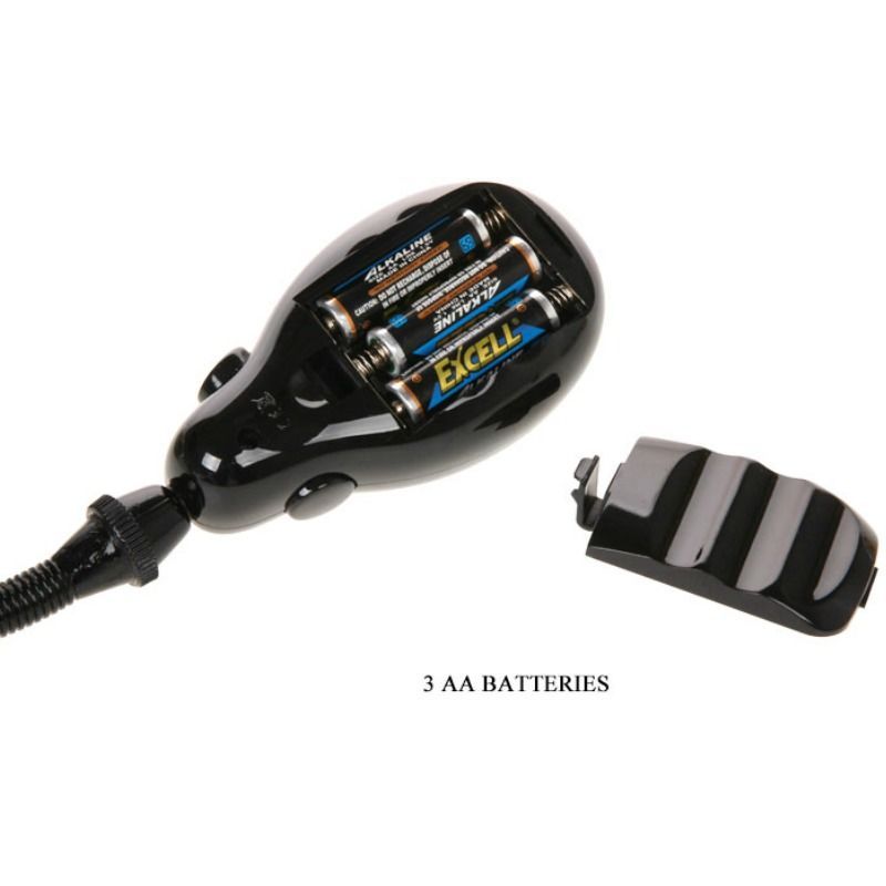 Schwarze Pumpe mit Batteriefach. 3 AA-Batterien sichtbar. Fachdeckel geöffnet.