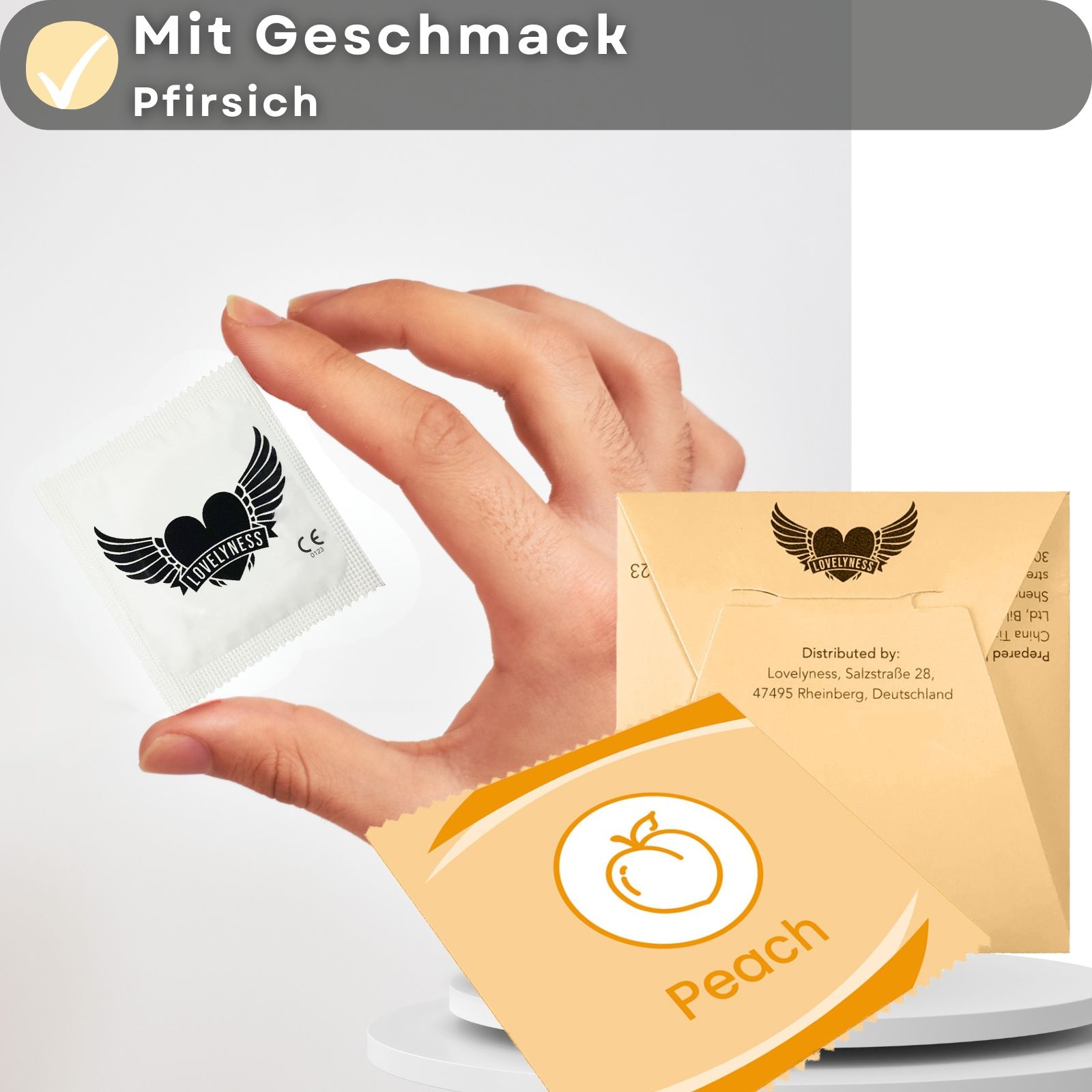 Kondom-Verpackung und Kondom. Text: Mit Geschmack Pfirsich. Logo: Lovelyness. Einzeln verpackt.