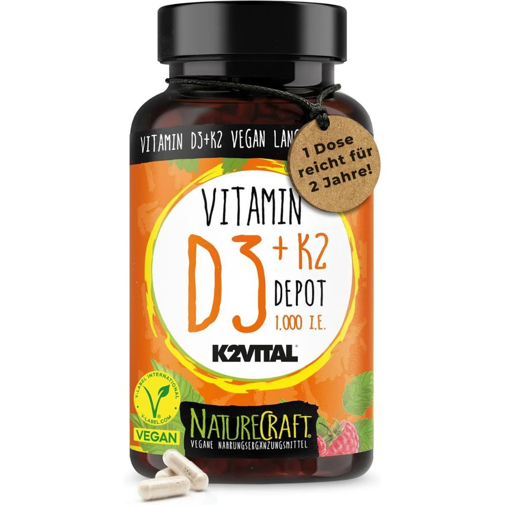 Braune Flasche mit Kapseln. Aufschrift: Vitamin D3+K2 Depot, K2VITAL, NatureCraft, Vegan. Mit Anhänger.