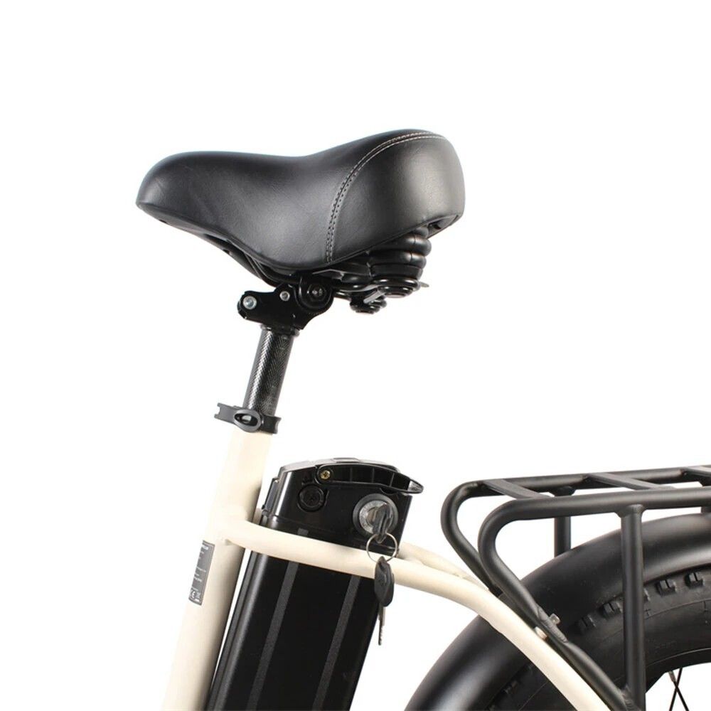 Nahaufnahme des Sattels, der Batterie und des Gepäckträgers. Schwarzer Sattel und Rahmen.