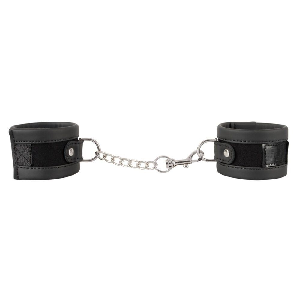 Schwarze Handfesseln mit Kette. Metallringe und Karabinerverschluss. Gepolstertes Material.