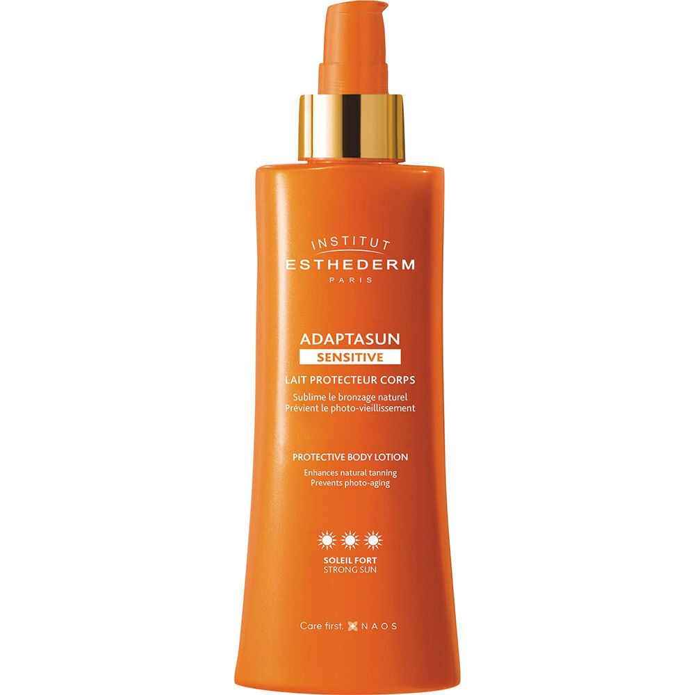 Orangefarbene Flasche mit Pumpe. Aufschrift: INSTITUT ESTHEDERM, Adaptasun Sensitive, Lait Protecteur Corps, Soleil Fort. Goldener Pumpkopf.