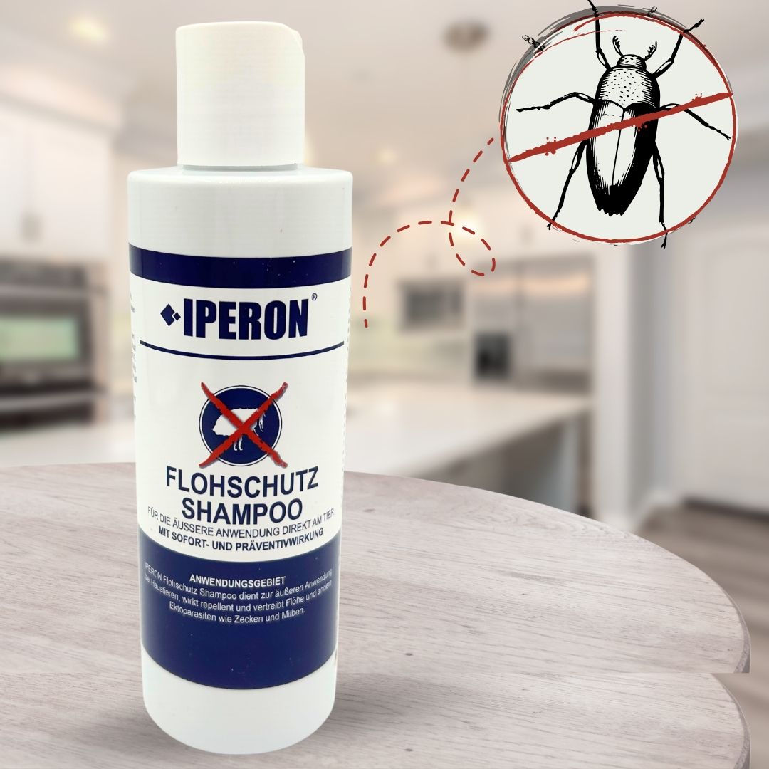Eine Flasche IPERON® Flohschutz Shampoo auf einem Tisch, mit Fliegen-Symbol.