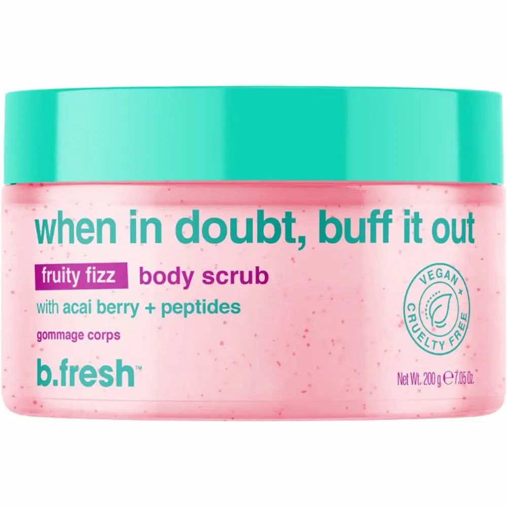 Rosa Peeling-Glas mit grünem Deckel. Text: When in doubt, buff it out. fruity fizz body scrub. Text: acai berry + peptides. Vegan.