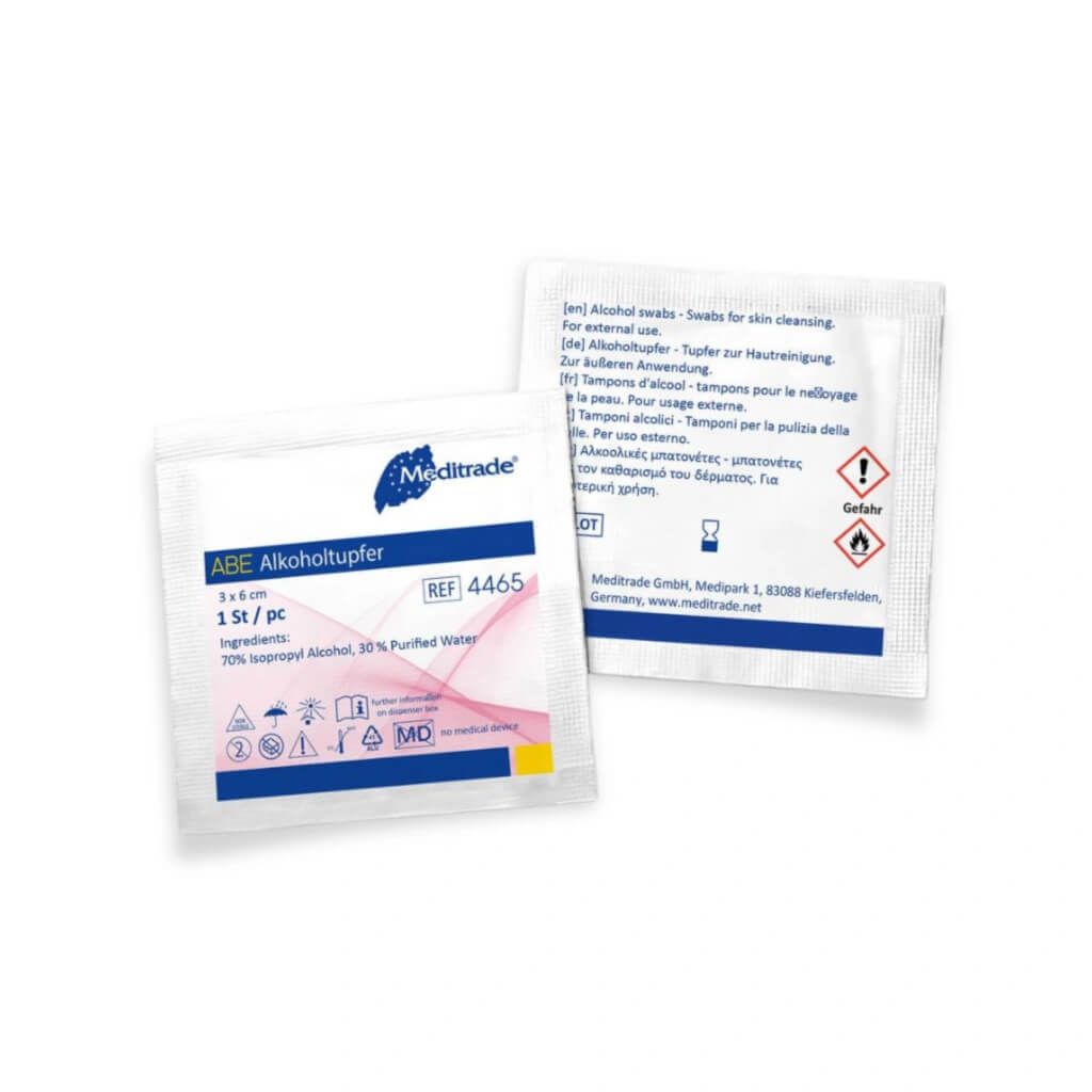 Zwei einzeln verpackte Alkoholtupfer von Meditrade, 3 x 6 cm.