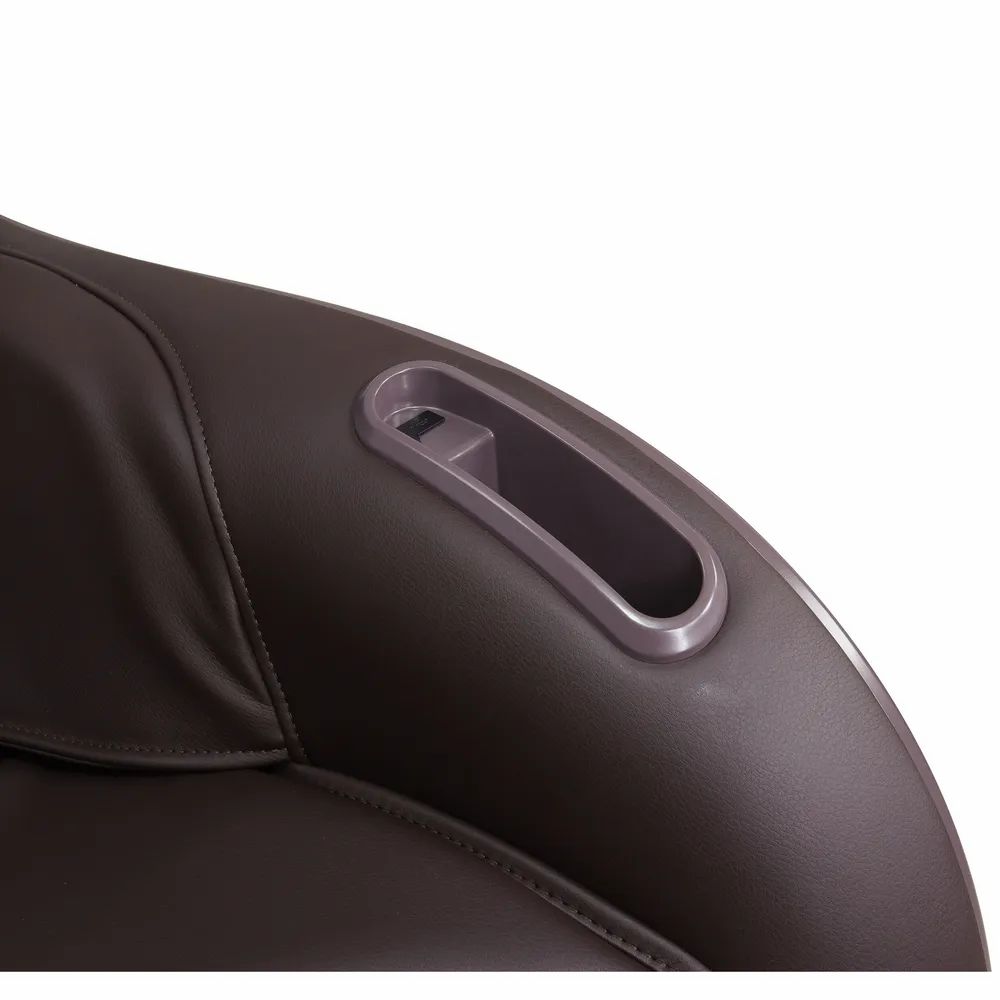 Massagesessel, Detailansicht der Armlehne. Braunes Kunstleder, integrierte Bedienelemente.