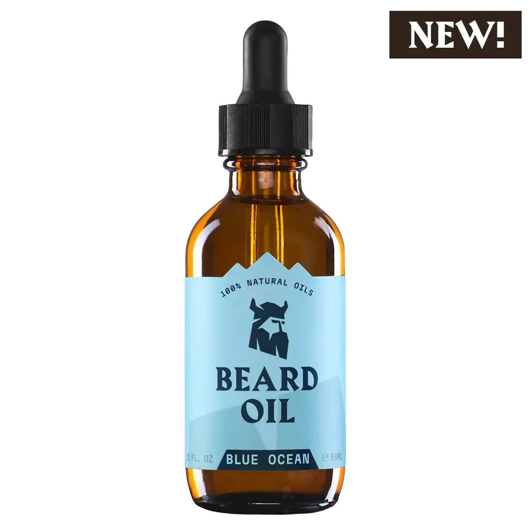 Braune Glasflasche mit Pipette. Aufkleber mit Text: BEARD OIL, BLUE OCEAN. Aufschrift: 100% NATURAL OILS. Mit "NEW!" Label.