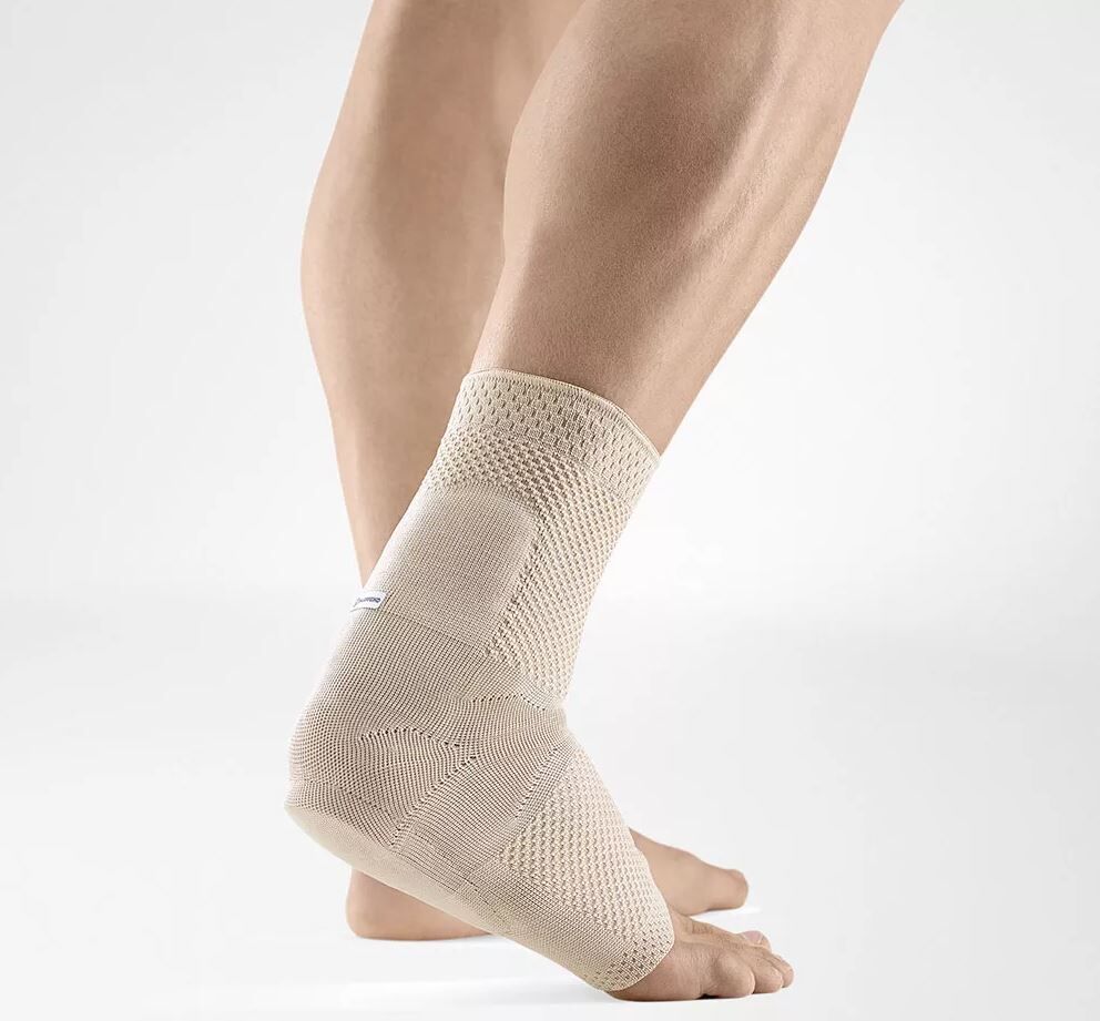 Beige Knöchelbandage. Gestricktes Material mit verstärktem Bereich und Klettverschluss.