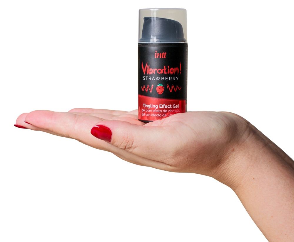 Flasche in Hand gehalten. Produktname: Vibration! Strawberry Tingling Effect Gel. Marke: INTT. Schwarze Flasche mit roter Schrift.