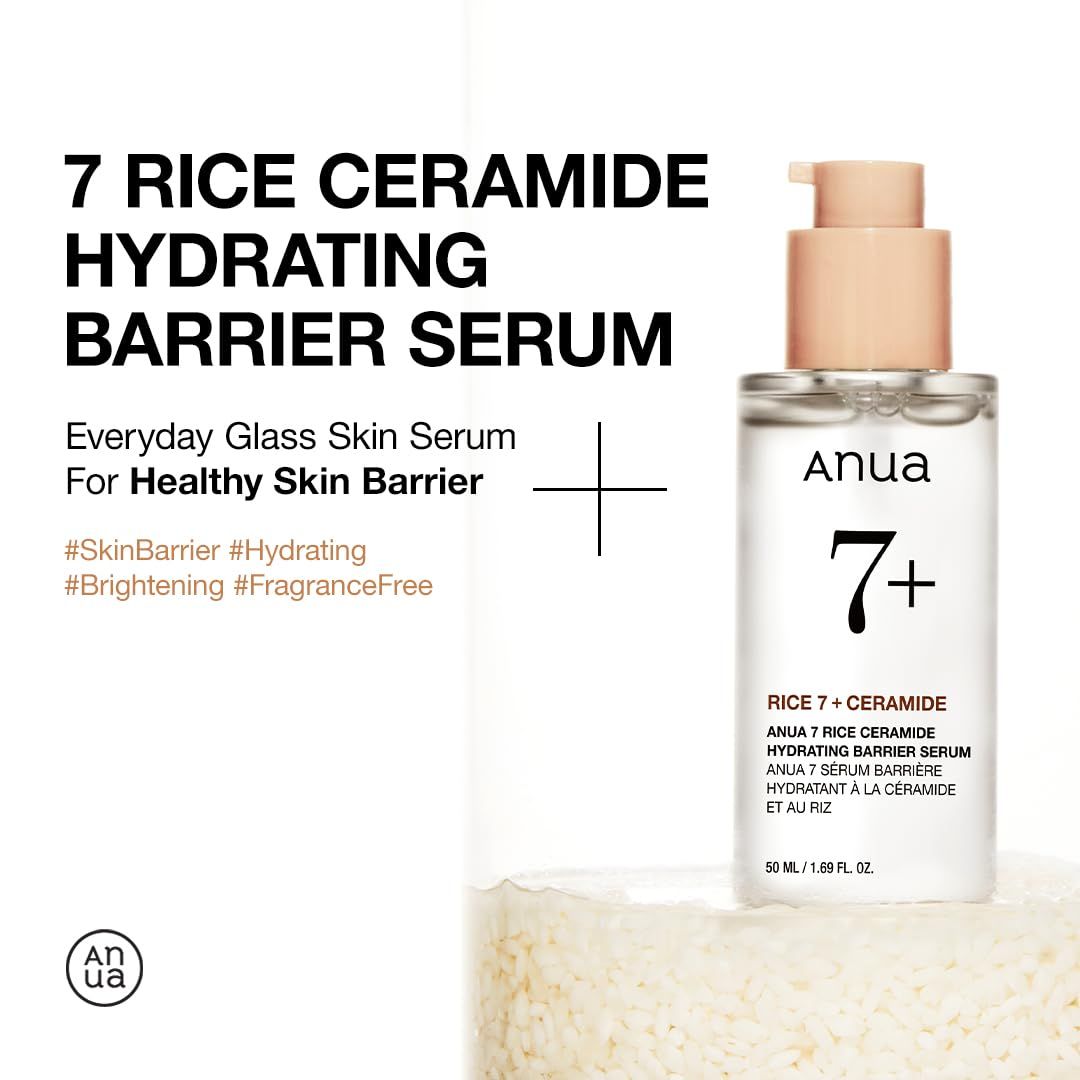 Produktflasche mit Text und Reis. Text: 7 Rice Ceramide Hydrating Barrier Serum. Hashtags: #SkinBarrier, #Hydrating, #Brightening, #FragranceFree.