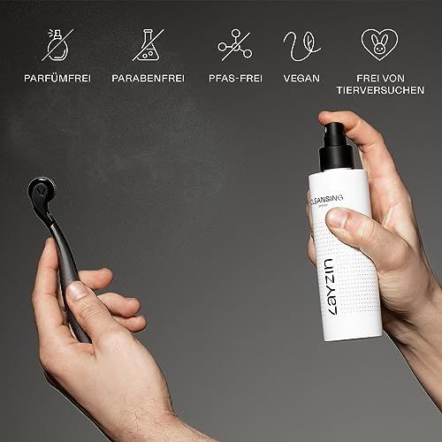 Person hält Dermaroller und Spray. Spray mit LAYZIN-Logo. Symbole für parfümfrei, vegan etc.