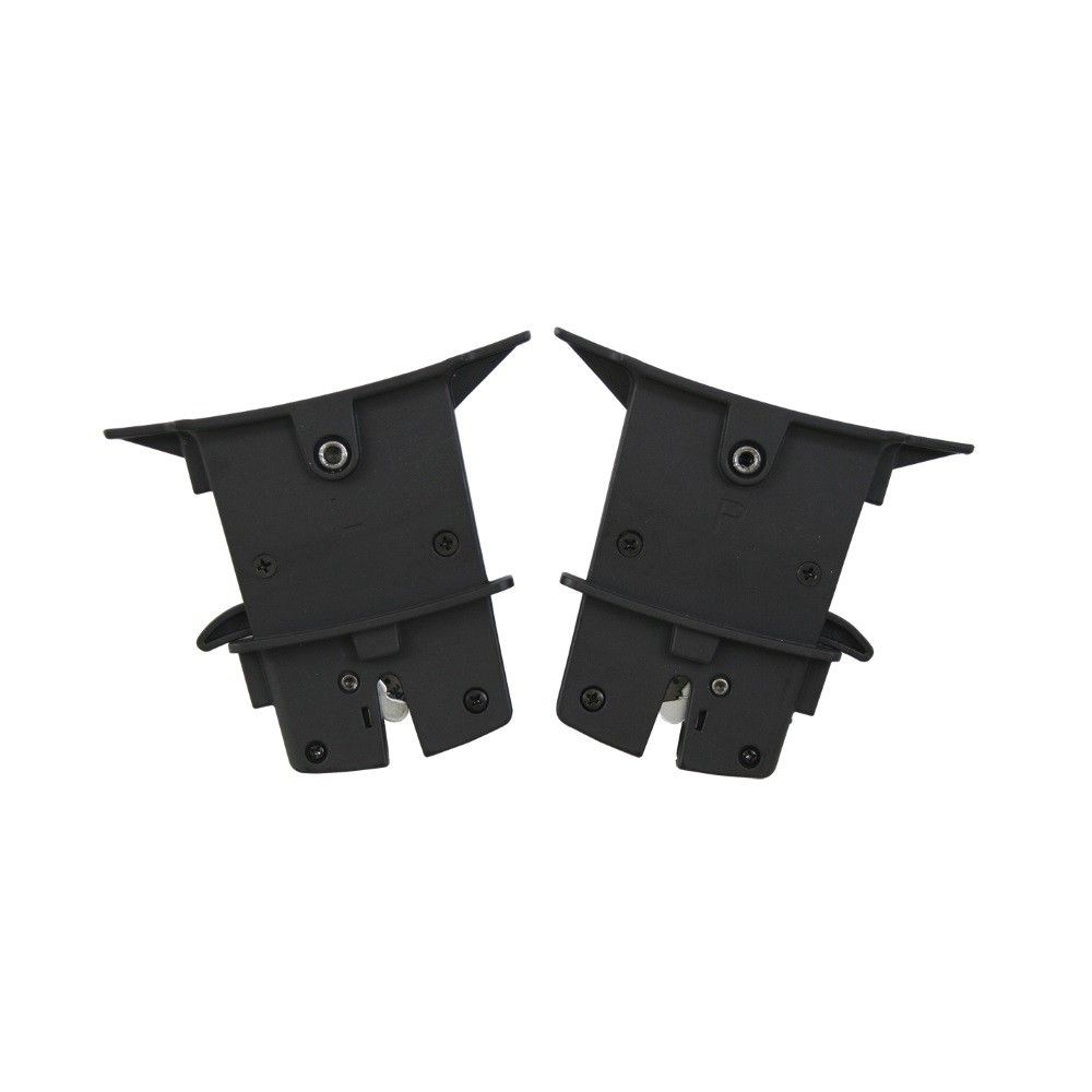 Zwei schwarze Adapter. Jedes Teil hat eine rechteckige Form mit einem dreieckigen Vorsprung und mehreren Löchern.