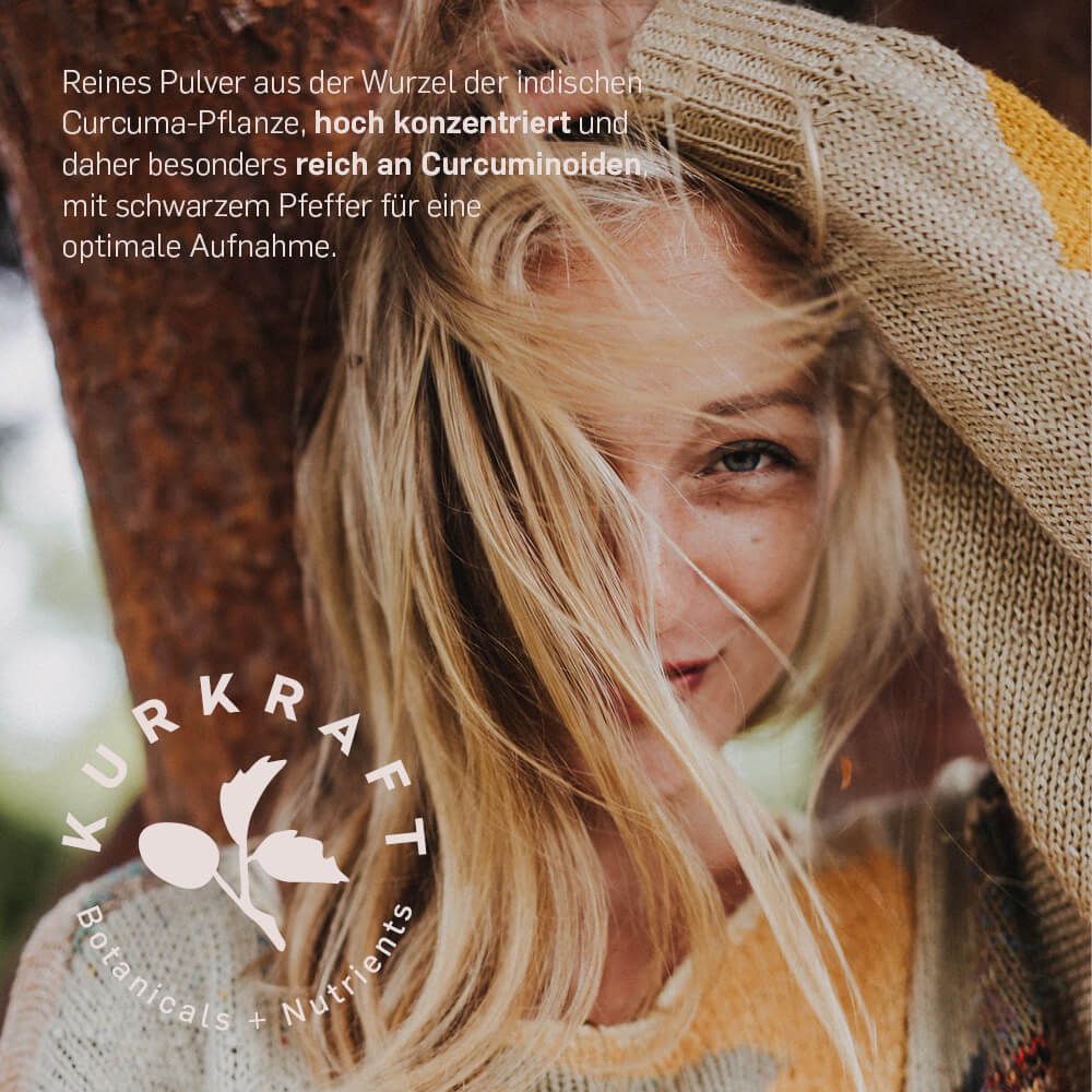 Porträt einer Frau mit blonden Haaren. Im Hintergrund das Logo der Marke, Text über Curcumin.