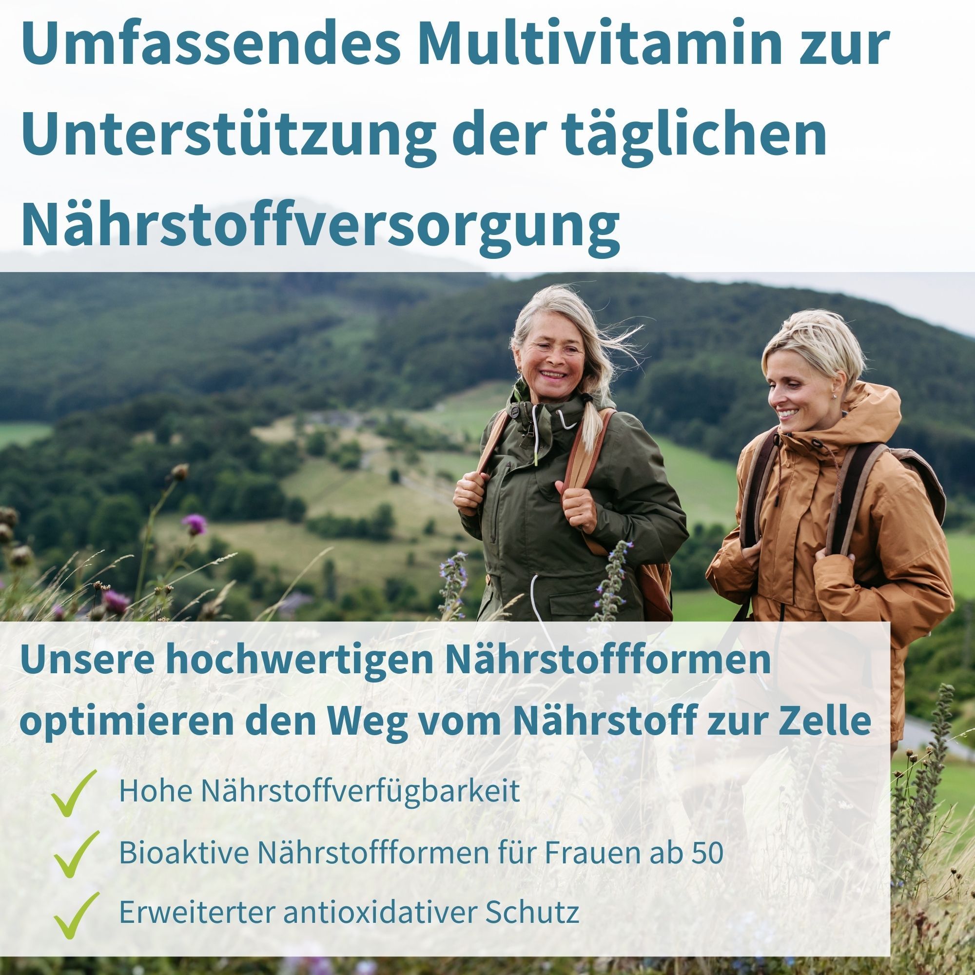 Zwei Frauen wandern in der Natur, umgeben von grünen Hügeln und lila Blumen.