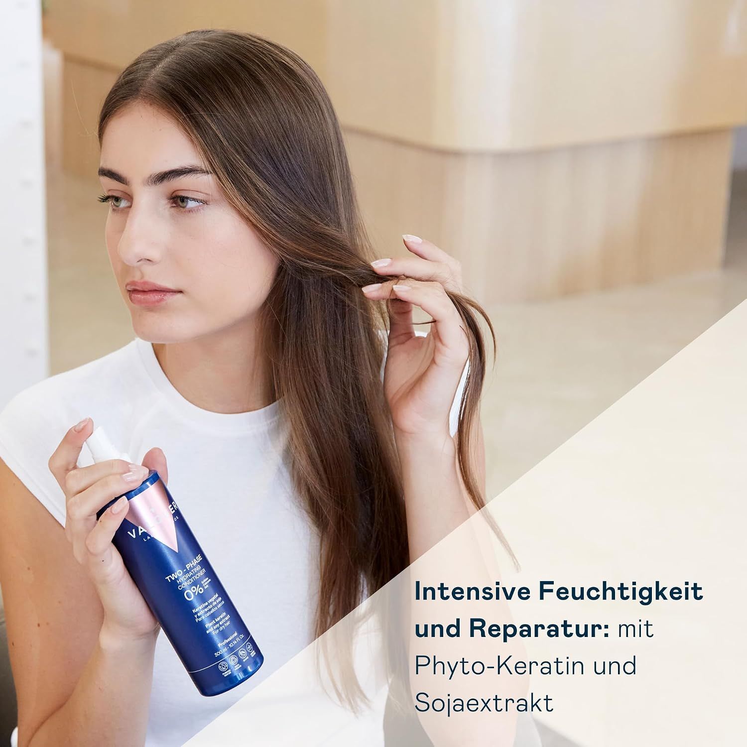 Frau mit langen Haaren hält eine blaue Sprühflasche, Text über Feuchtigkeit und Reparatur.