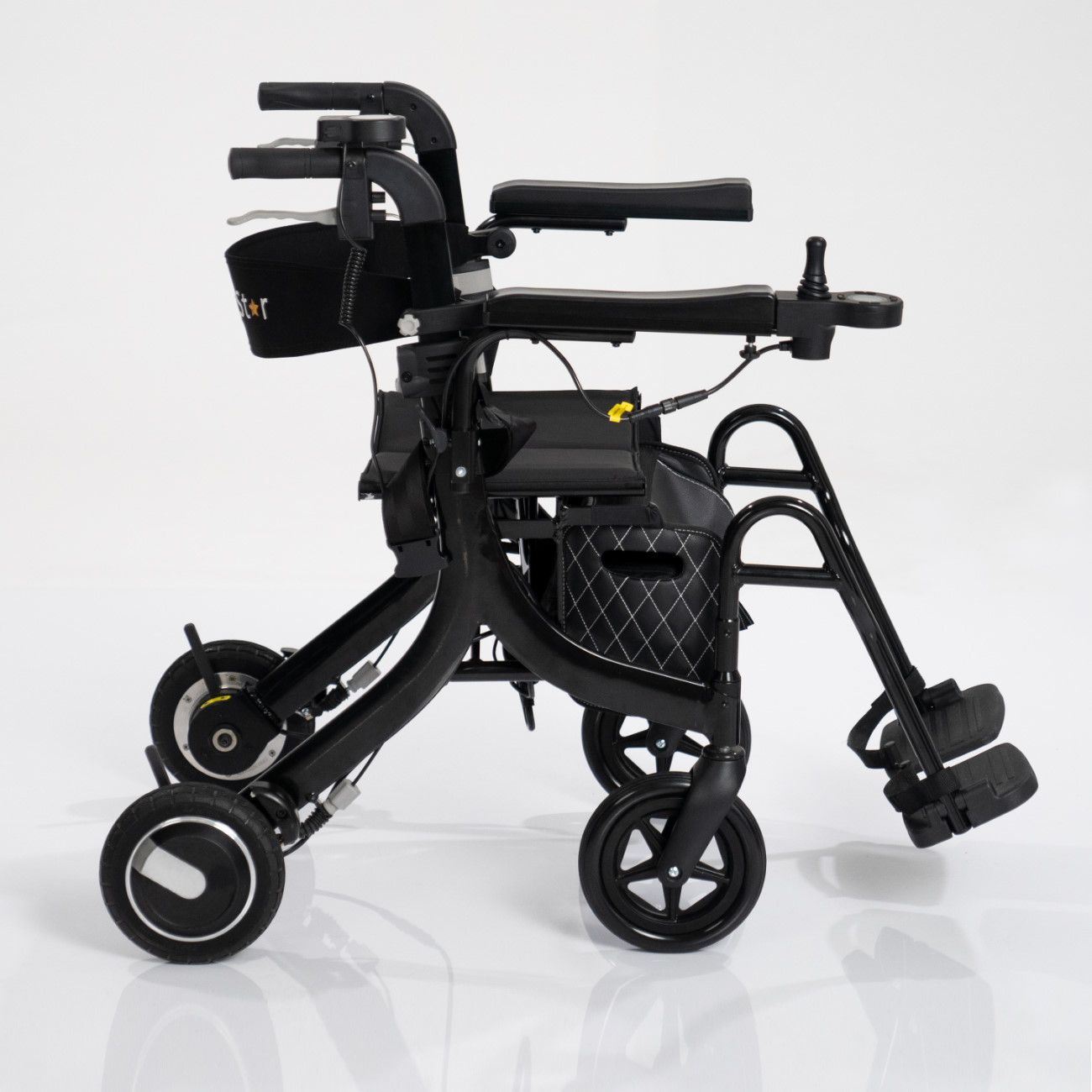 Seitenansicht eines schwarzen elektrischen Rollators mit Sitz und Einkaufstasche.