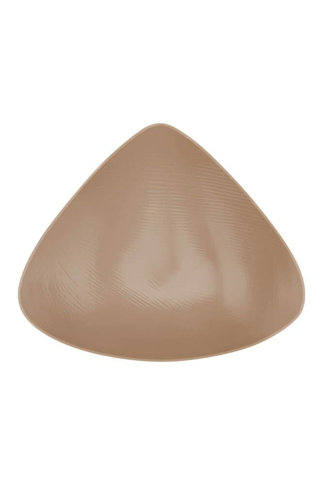 Brustprothese in Hautfarbe, dreieckig, mit geriffelter Oberfläche und abgerundeten Kanten.