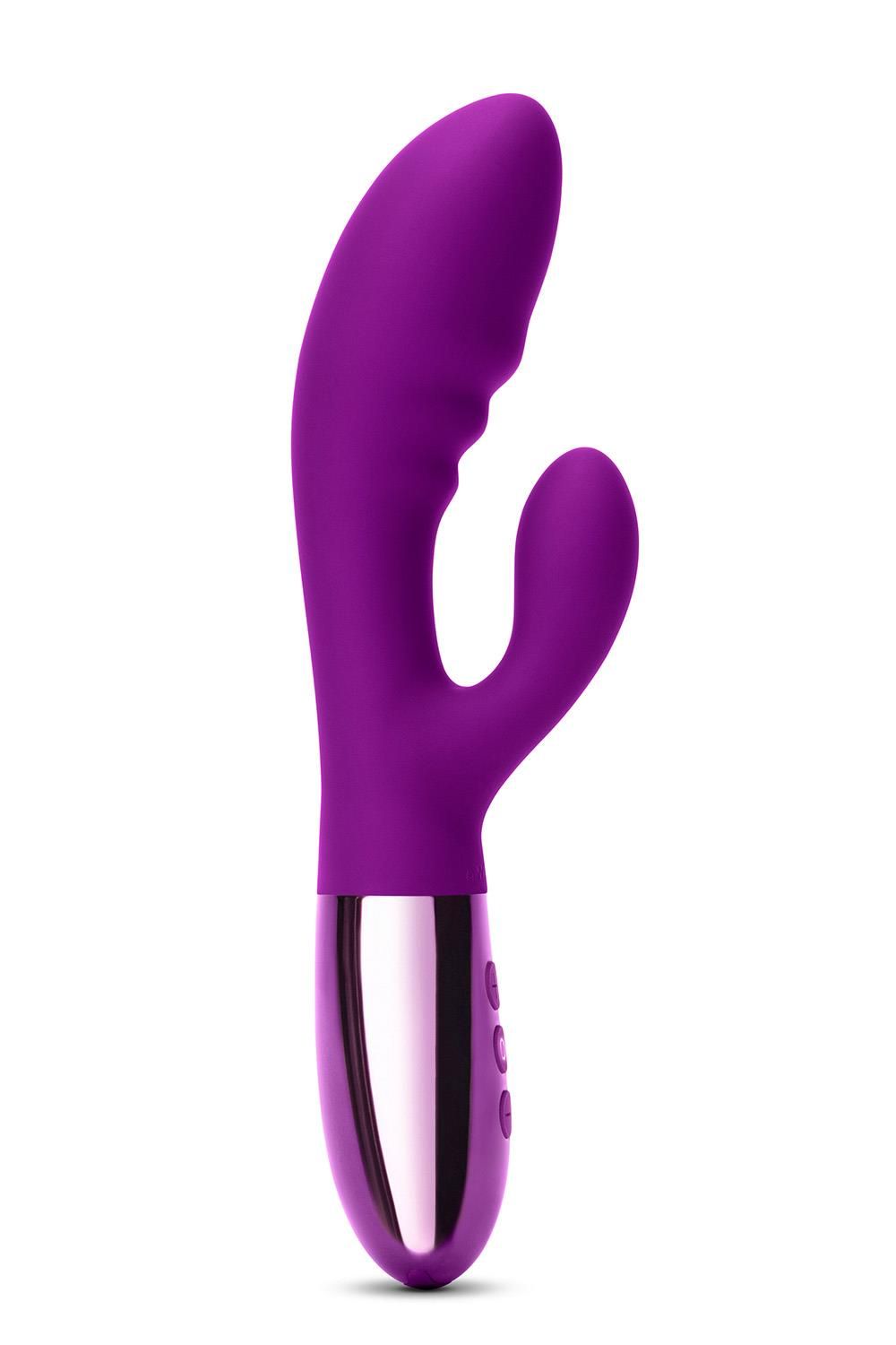Lila Vibrator mit gebogener Form, zwei Aufsätzen und drei Knöpfen. Silberfarbener Abschluss.