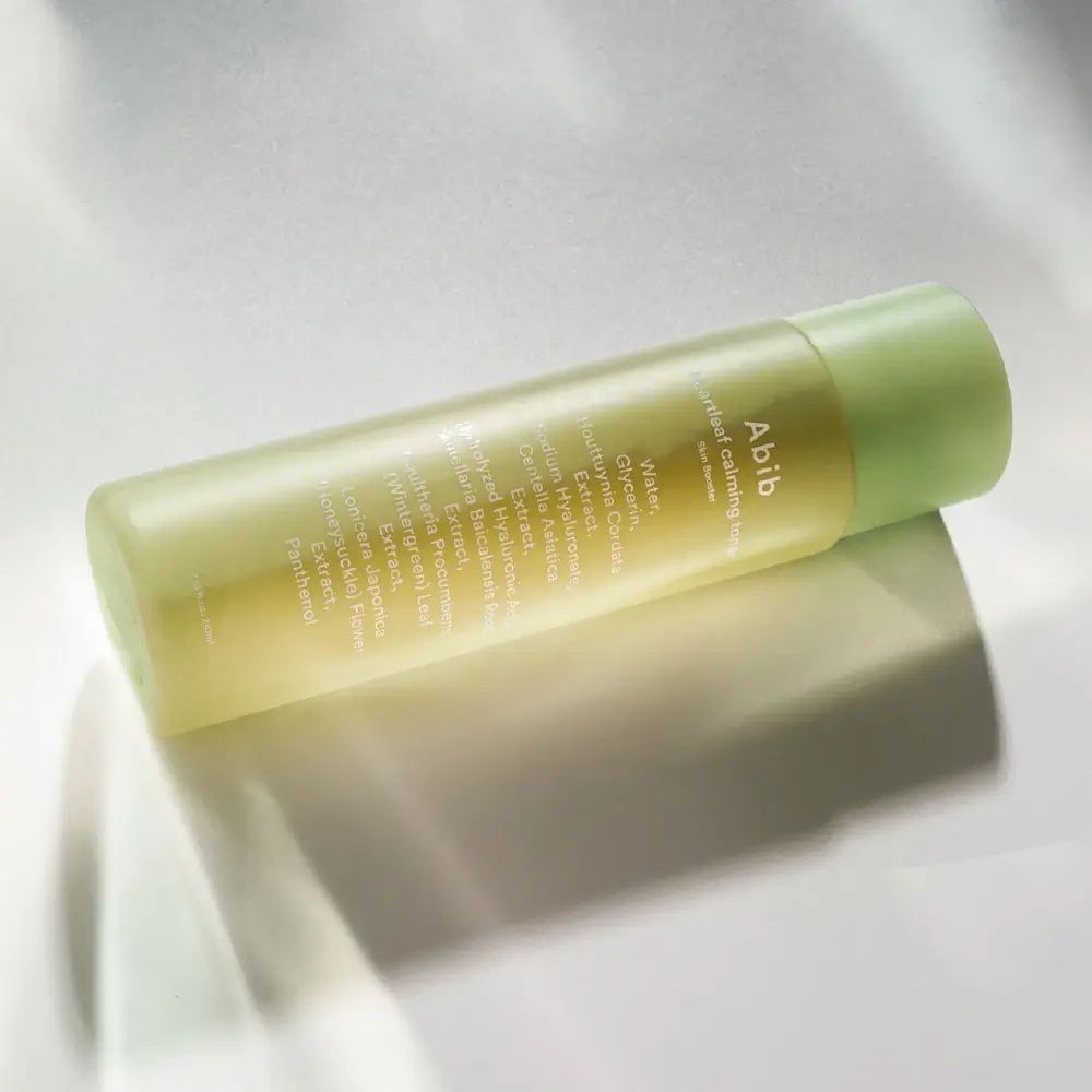 Zylindrische, grüne Flasche. Aufschrift: Abib, Heartleaf calming toner. Inhaltsstoffe.