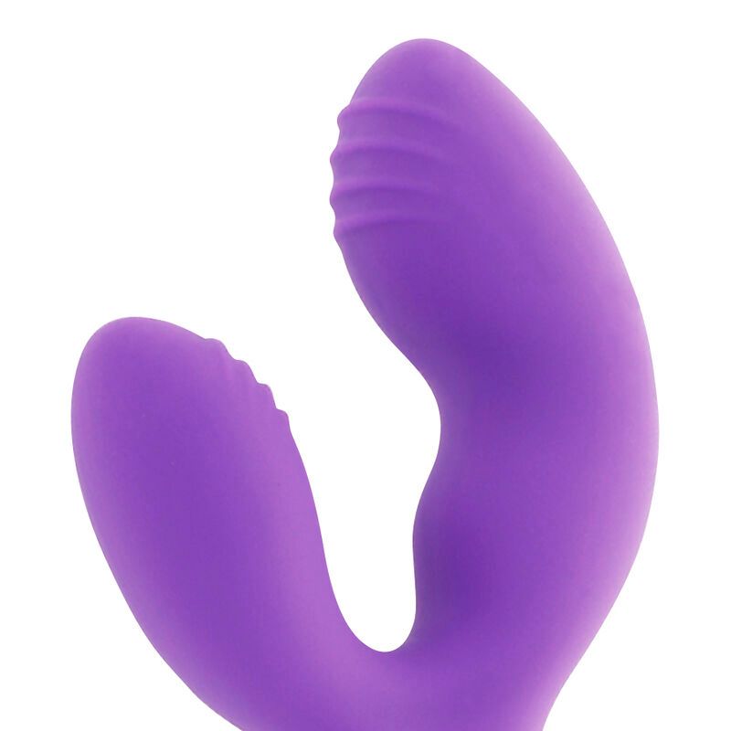 Nahaufnahme eines lila Vibrators. Zwei abgerundete Arme, einer mit Rillen. Glatte Oberfläche.