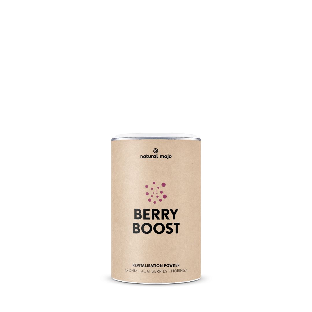 Zylinderförmige Dose mit "Berry Boost"-Aufdruck. Oben "natural mojo" und darunter "Revitalisation Powder".