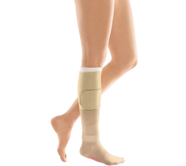 Bein mit beigefarbener medi circaid juxtalite Kompressionssystem. Das System bedeckt den Unterschenkel.