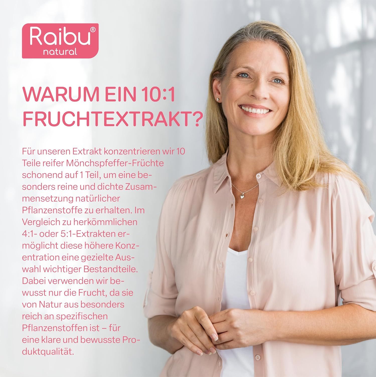 Frau lächelt. Text: Warum ein 10:1 Fruchtextrakt? Konzentriert 10 Teile Mönchspfeffer-Früchte. Reich an Pflanzenstoffen. Klare Produktqualität.